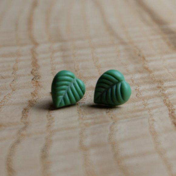 wild juniper Jewelry - Vintage Green Leaf Stud Earrings